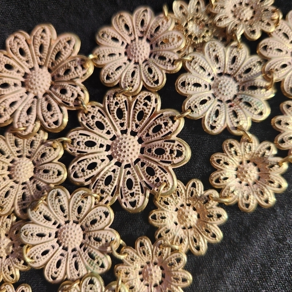 Elegant Metal Pink and Rose Gold Tone Flower Necklace🌺 - Picture 4 of 7